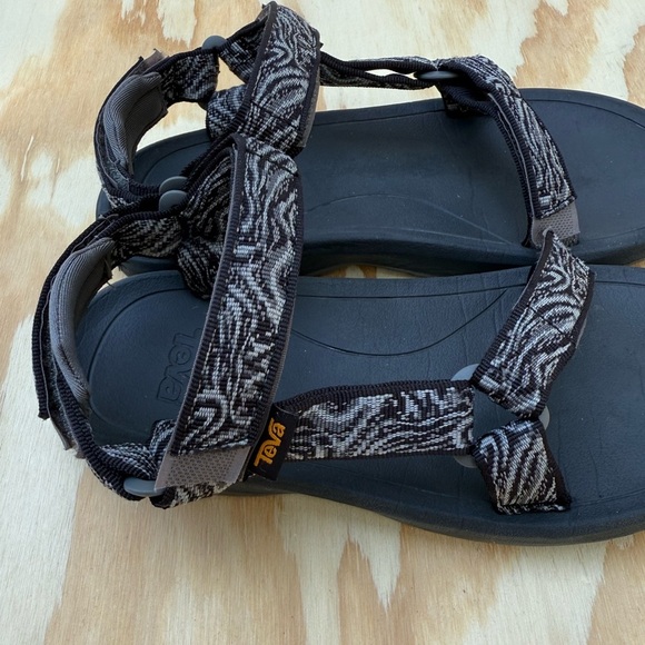 Teva Black and Gray Strappy Sandals Size 5 - Picture 5 of 9